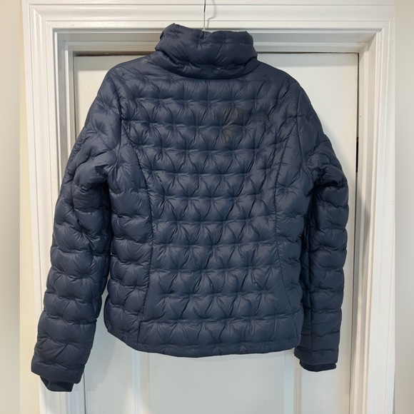 The North Face woman's Holladown Sustainable 550 Down Puffer NAVY SIZE LARGE. - Picture 8 of 10